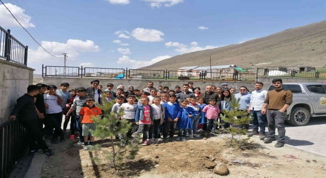 Minik öğrenciler fidanları toprakla buluşturdu