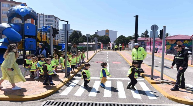 Minik öğrencilere trafik eğitimi verildi