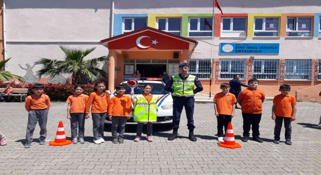 Minik öğrencilere trafik eğitimi verildi