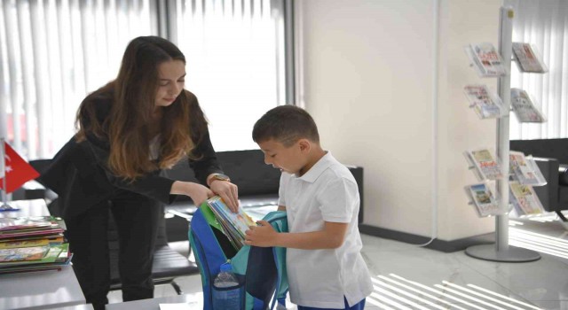Minik Umut Kütüphaneye ilk kitap bağışını yaptı