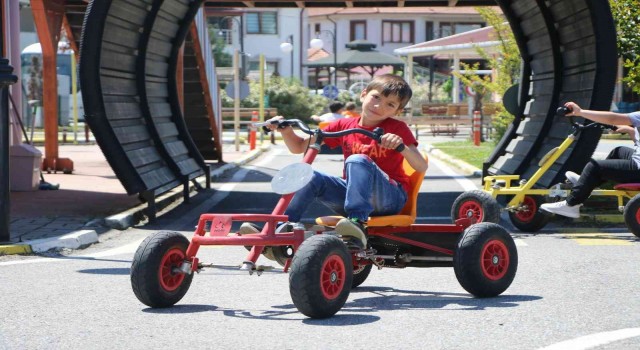 Minikler Trafik Parkta hem öğreniyor hem de eğleniyor