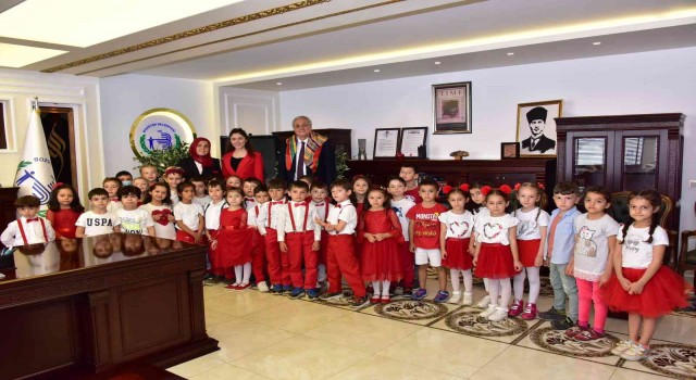 Miniklerden Başkan Bakkalcıoğluna ziyaret