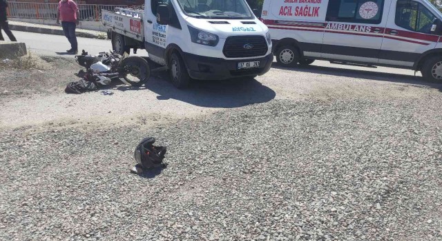 Motosiklet ile kamyonet çarpıştı: 1 yaralı