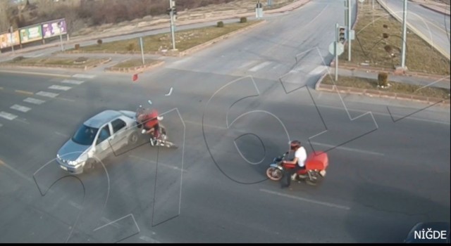 Motosiklet sürücüsü otomobile böyle çarptı