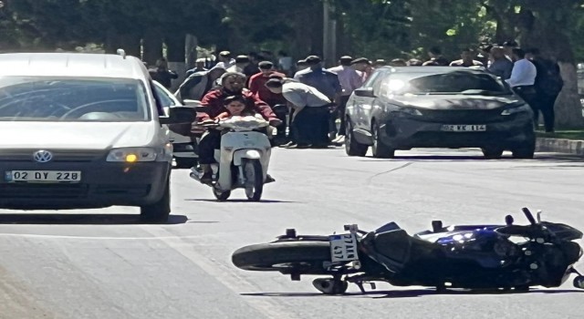 Motosiklet yayaya çarptı: 2 yaralı
