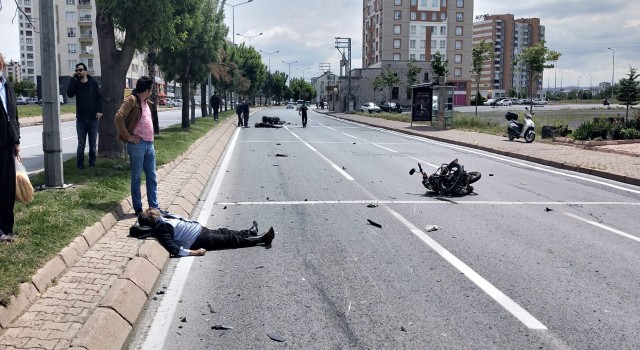 Motosikletler çarpıştı, ortalık savaş alanına döndü: 2 yaralı
