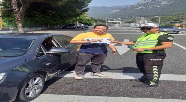 Muğlada tatilciler hem uyarıldı, hem broşür dağıtıldı