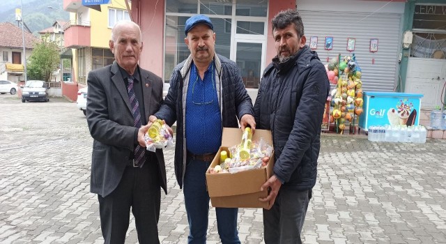 Muhtardan seçmenlerine şekerleme ve kolonya hediyesi