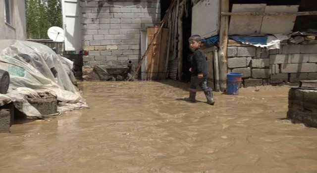 Muşta sağanak taşkına neden oldu