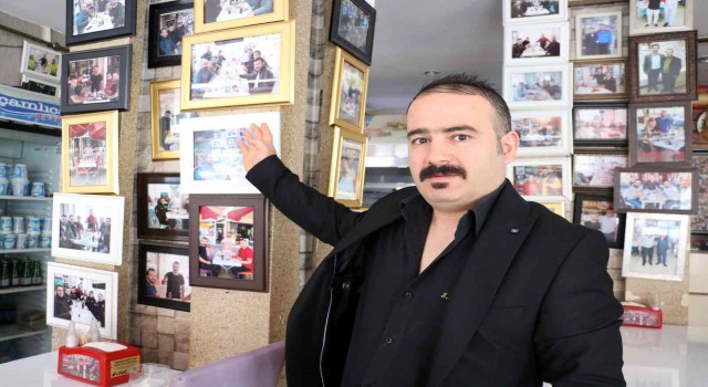 Müşterilerle fotoğraf çekinip duvara asıyor, panoda kendi resmini bulana yemekler ücretsiz