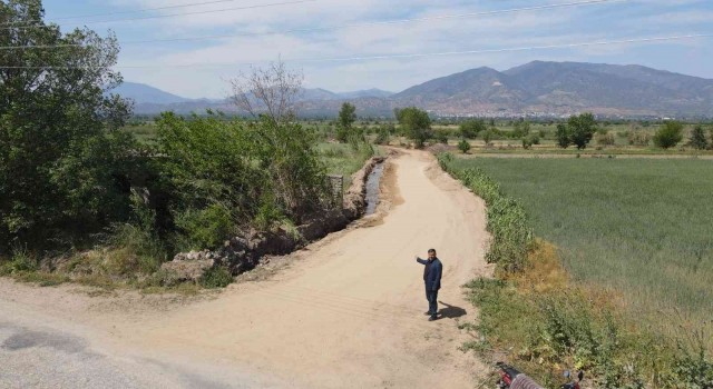 Nazilli Belediyesi Pirlibey Mahallesinde yol yenileme çalışmalarını sürdürüyor