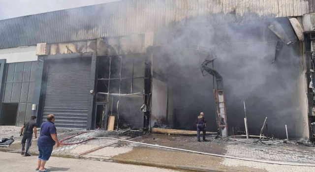 Nazilli OSBdeki yangında 4 iş yeri ve bir araç zarar gördü