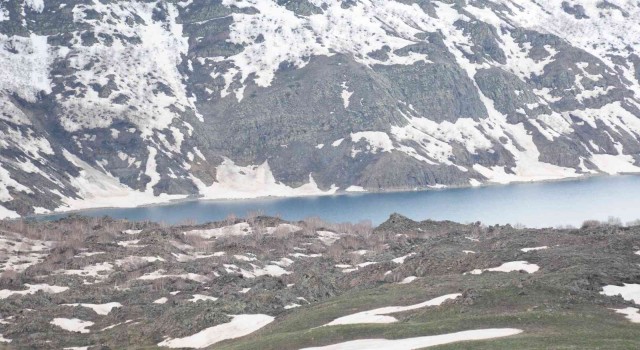 Nemrut Krater Gölünde iki mevsim bir arada
