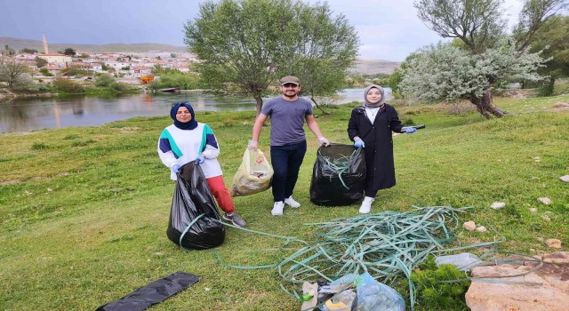 NEVÜ Öğrencileri Kirli Eller Temiz Dünya projesi için temizlik yaptı