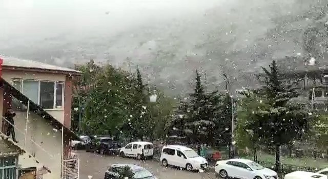 Nisan karı, 3 bin rakımlı Karabet Geçidinde etkili oluyor