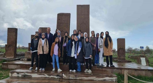 Öğrenciler Ahlatın tarihi mekanlarını gezdi