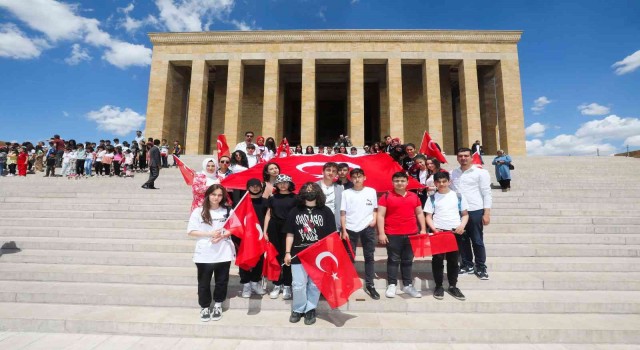 Öğrenciler Anıtkabirde