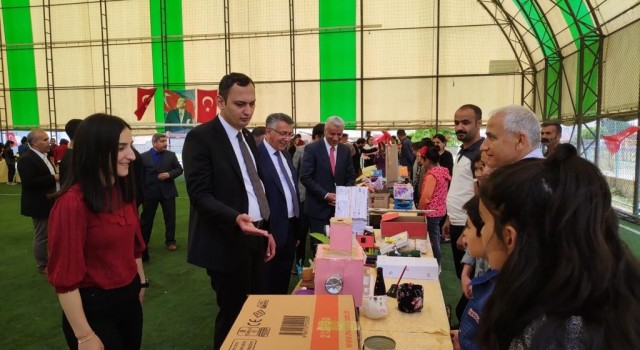 Öğrenciler atık maddelerden sergi açtı