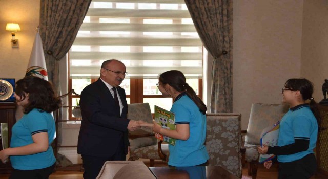Öğrenciler e-Twinning projesini Vali Karadenize anlattı