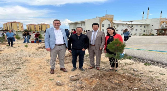 Öğrenciler, fidanları toprakla buluşturdu.
