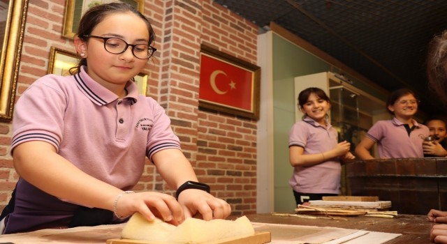 Öğrenciler İbrahim Müteferrika Kağıt Müzesinde kendi kağıtlarını üretiyor