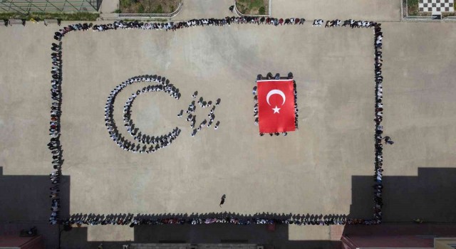 Öğrencilerden 19 Mayısa özel ay yıldız koreografisi