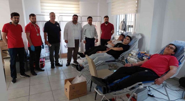 Öğrencilerden Kızılaya kan