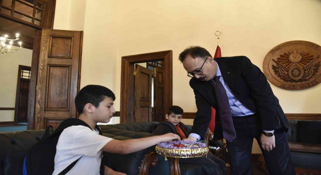 Okuldan çıkan öğrenciler çat kapı valiyle bayramlaşmaya geldi