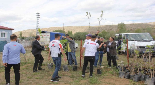 Ölen babası için ilginç bir hayır yaptı