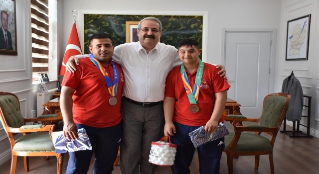 Olimpiyat madalyalarını Kaymakam Sağlama götürdüler