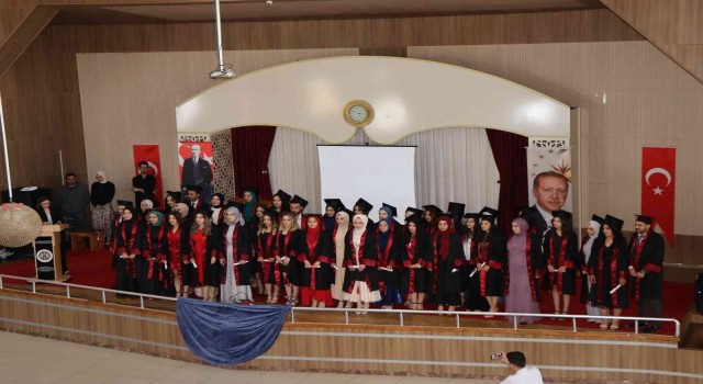 Oltu Beşeri ve Sosyal Bilimler Fakültesinde mezuniyet heyecanı