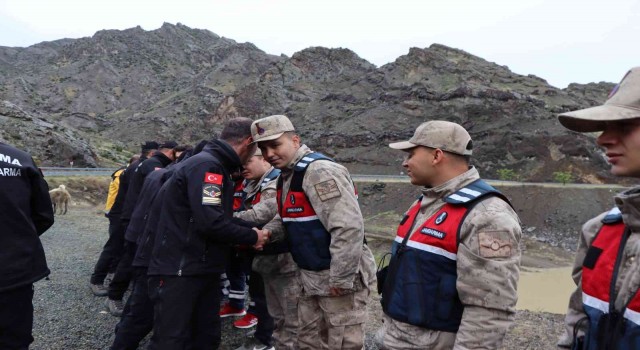 Oltu Çayında kaybolan şahsı arama çalışmaları bayramda da devam ediyor