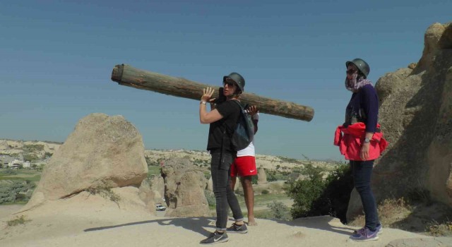 Omzunda odunla Kapadokyada koştu, görenler şaştı kaldı