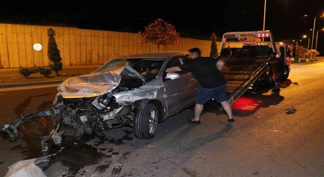 Önündeki araçta eşinin kaza yaptığını görünce kendisi de kaza yaptı: 2 yaralı