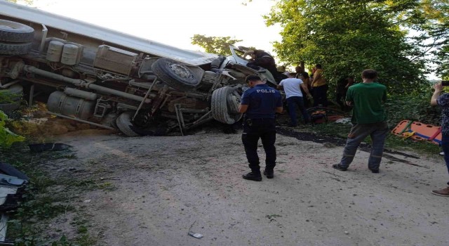 Orduda çakıl yüklü kamyon devrildi: 2 yaralı