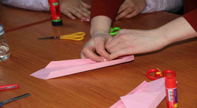 Origami sanatı ile çocuklar hayal güçlerini rengarenk kağıtlara yansıtıyor