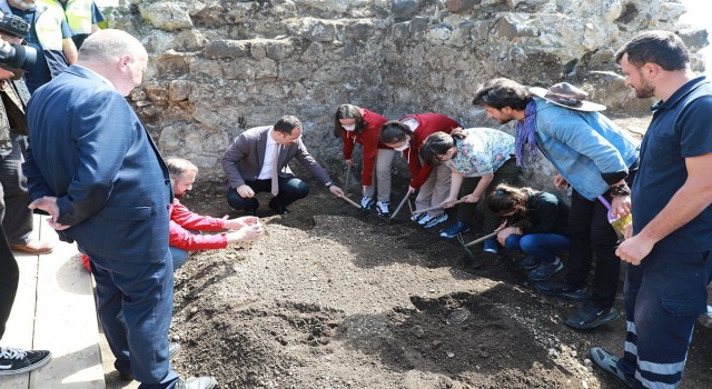 Ortaokul öğrencileri tarihi bin 100lü yıllara dayanan Akçakale Kalesinde kazı yaptı