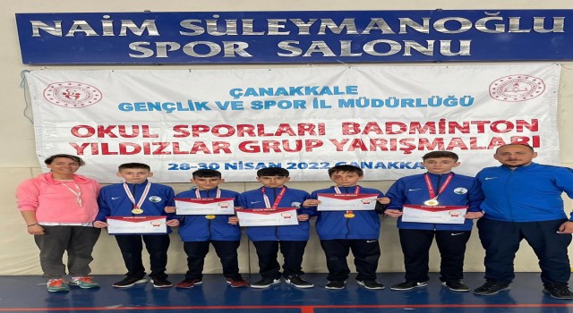 Osmangazili badmintoncular birincilik kürsüsünde
