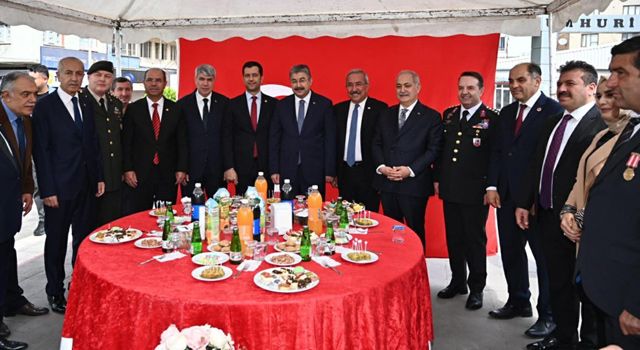 Osmaniye Cumhuriyet Meydanı’nda halkla bayramlaşıldı