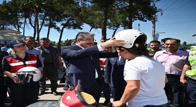 Osmaniyede motosiklet sürücülerine kask dağıtıldı