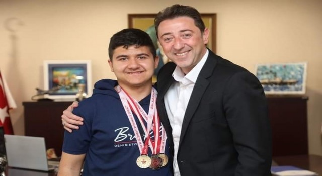 Otizmli öğrenci okulunun ve Bandırmanın gururu oldu