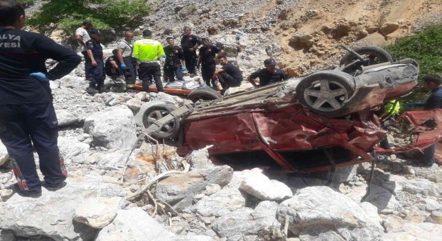 Otomobil 100 metrelik uçuruma yuvarlandı: 1 ölü, 2 yaralı