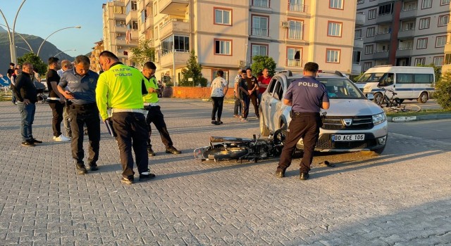Otomobil ile çarpışan motosikletin sürücüsü yaralandı