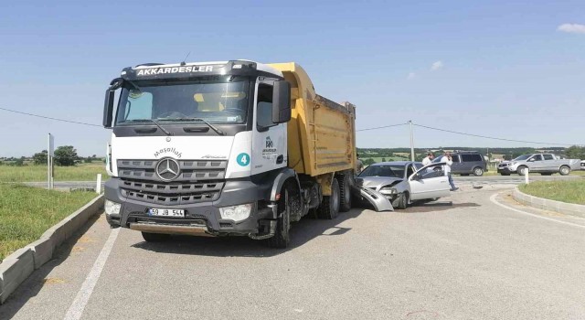 Otomobil kamyona arkadan çarptı: 1 yaralı
