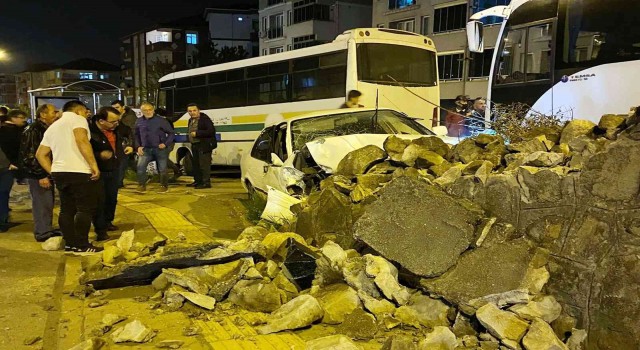 Otomobil karşı şeride geçip duvara çarparak durabildi