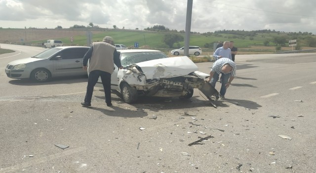 Otomobil kontrolsüz şekilde kavşağa giren kamyona çarptı: 5 yaralı