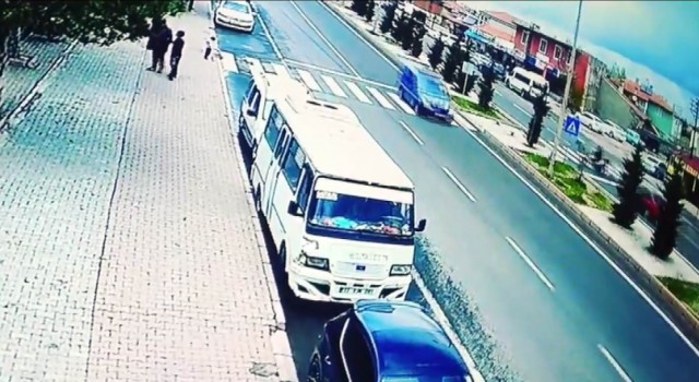 Otomobilin çarptığı motosiklet sürücüsü metrelerce savruldu