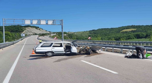 Otomobilin parçalandığı kazada 2 kişi yaralandı