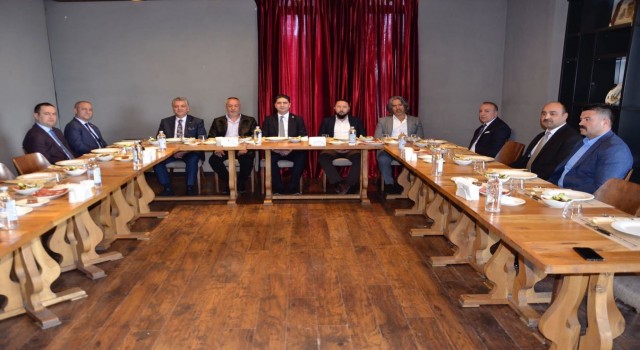 Özdemir, Doğu Türkistan davasının temsilcileri ile bir araya geldi