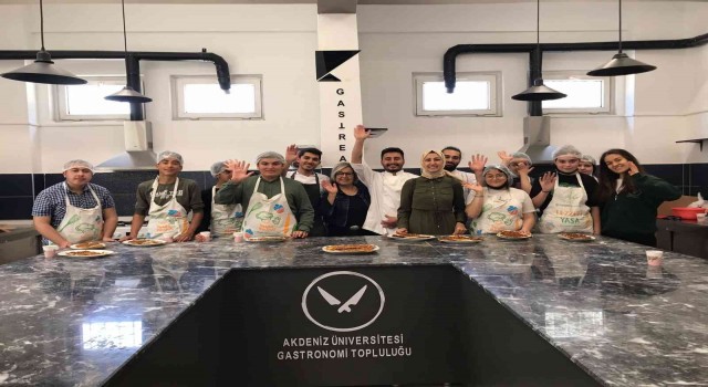 Özel bireyler, Akdeniz Üniversitesinde pizza ve pide yapmayı öğrendi